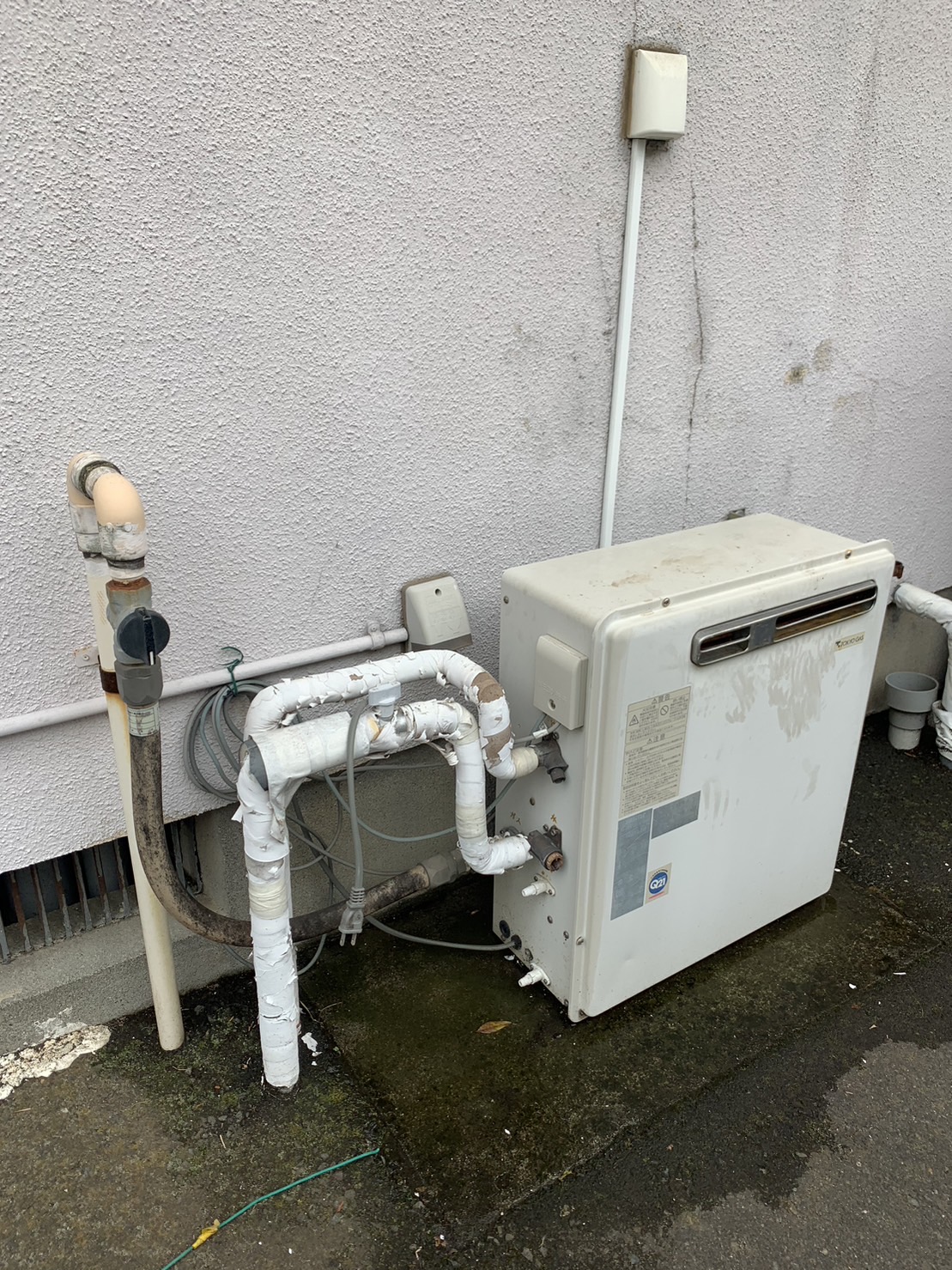 施工前　給湯器