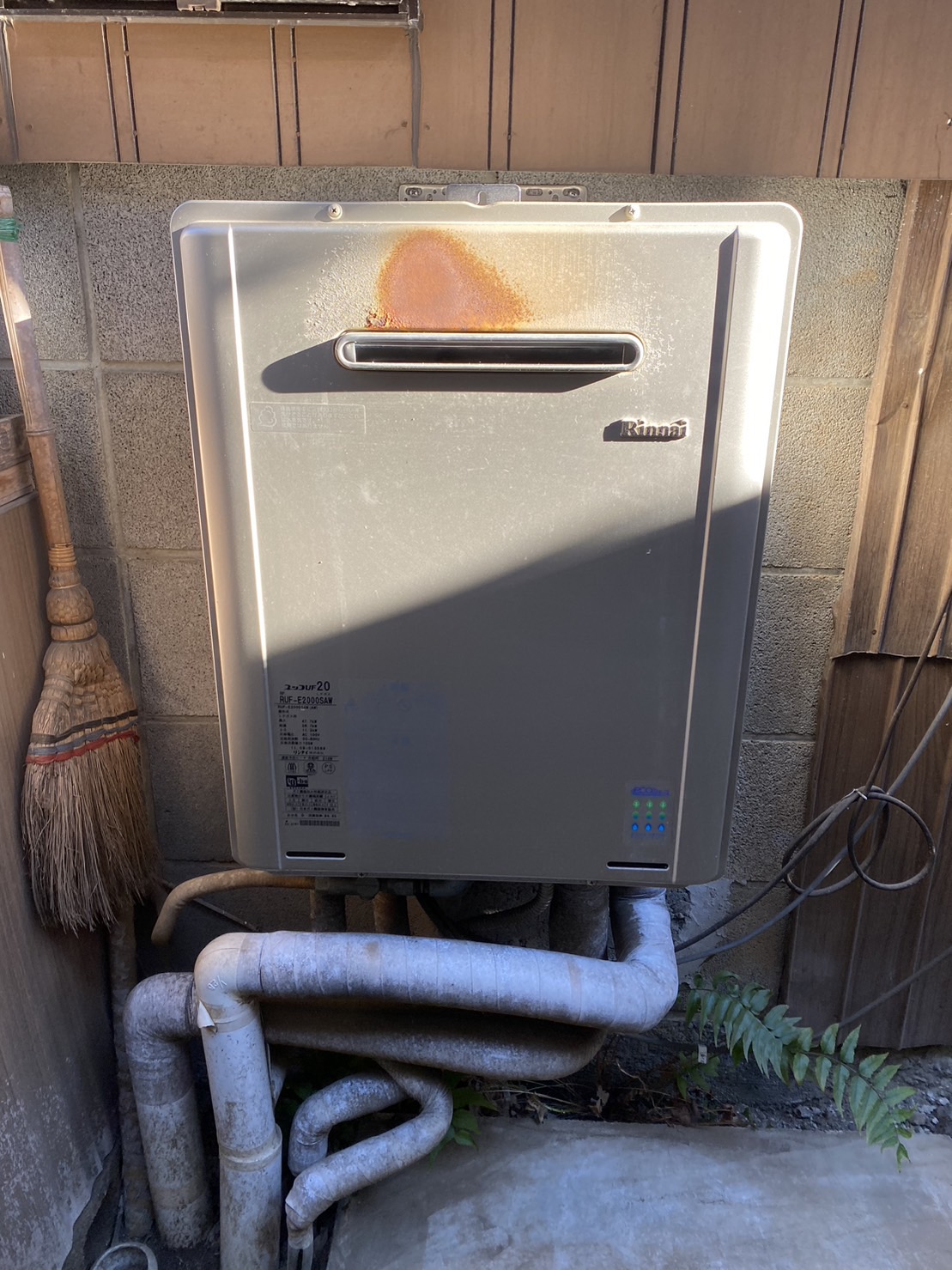 施工前　給湯器