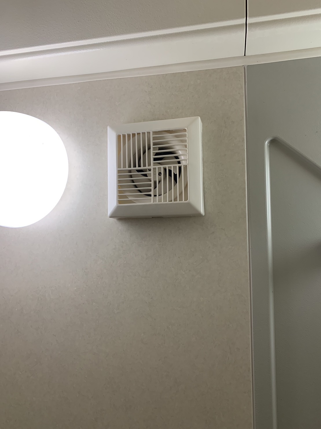 施工前　浴室換気扇