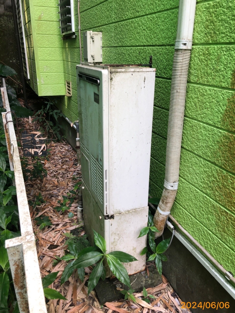 施工前　給湯器