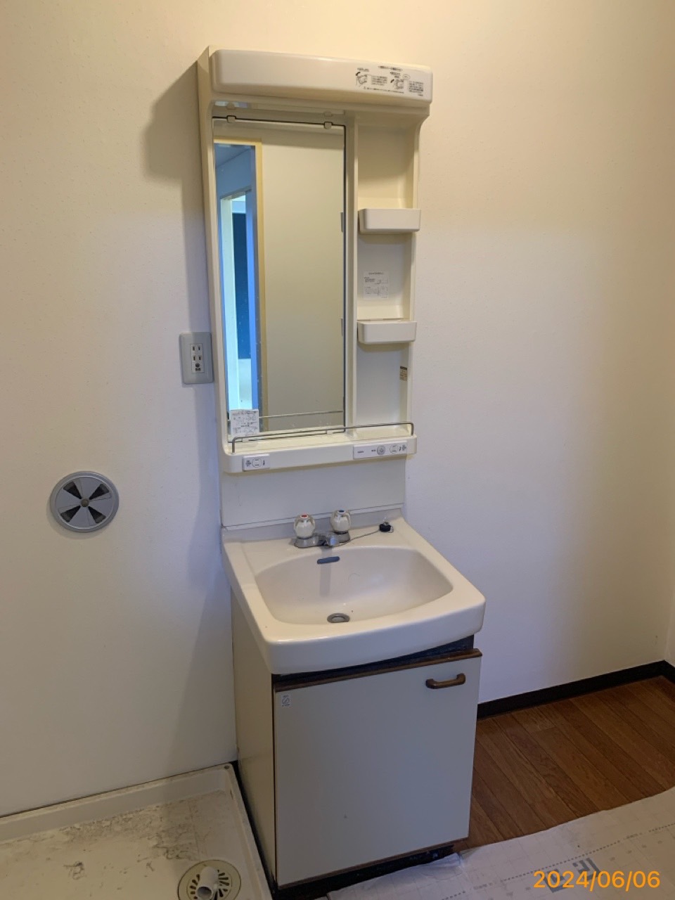 施工前　洗面化粧台